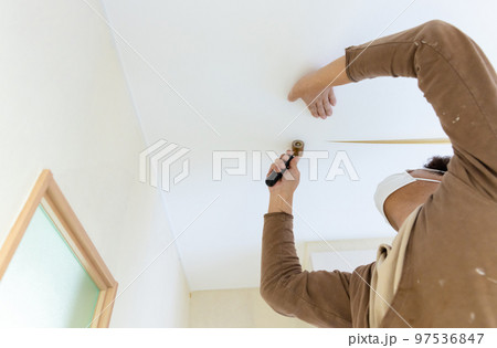 壁紙を張り替える職人さん 97536847