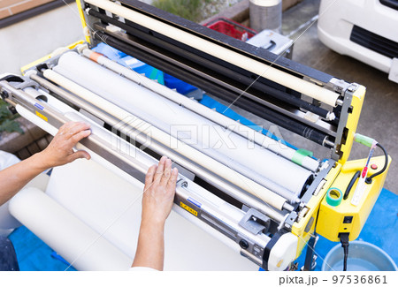 壁紙を張り替える職人さん 97536861