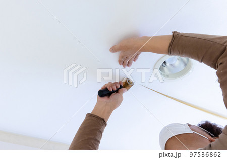 壁紙を張り替える職人さん 壁紙を張り替える職人さん 97536862