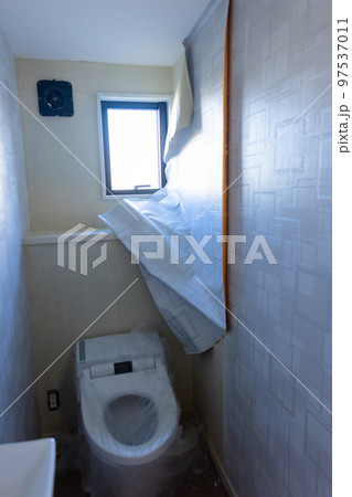 住まいの壁紙を張り替える 住まいの壁紙を張り替える 97537011