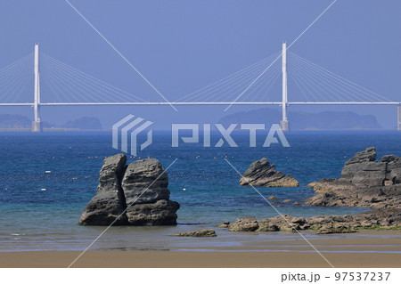 寄り添うように見つめ合う夫婦岩と大橋の絶景 97537237