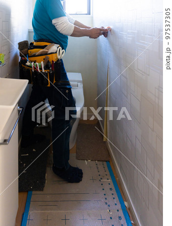 壁紙を張り替える職人さん 97537305