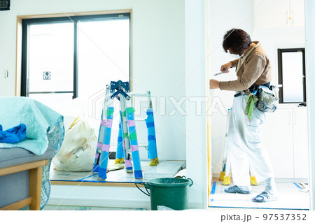 住まいの壁紙を張り替える 97537352