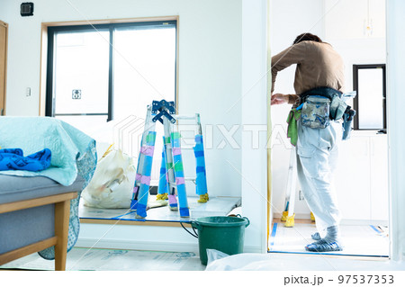住まいの壁紙を張り替える 97537353