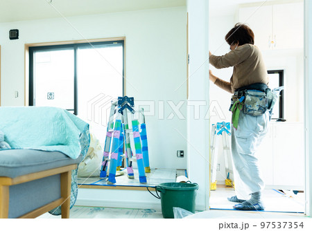 住まいの壁紙を張り替える 97537354