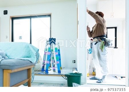 住まいの壁紙を張り替える 97537355