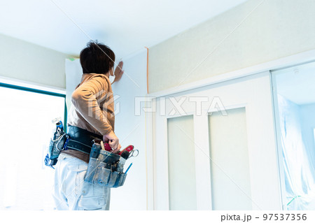 住まいの壁紙を張り替える 97537356