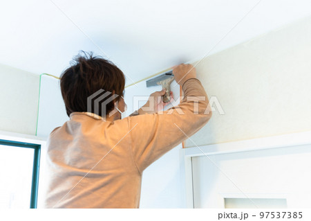 住まいの壁紙を張り替える 97537385
