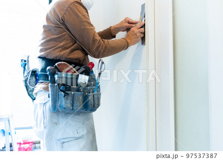 住まいの壁紙を張り替える 97537387