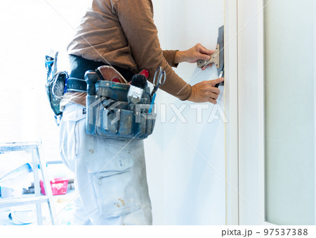 住まいの壁紙を張り替える 97537388