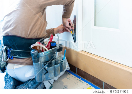 住まいの壁紙を張り替える 住まいの壁紙を張り替える 97537402