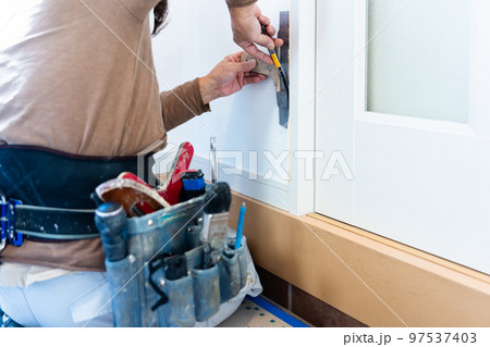 住まいの壁紙を張り替える 97537403