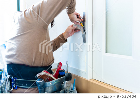 住まいの壁紙を張り替える 97537404