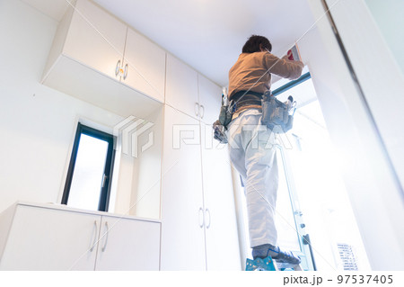 住まいの壁紙を張り替える 住まいの壁紙を張り替える 97537405