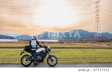 「埼玉県」旅先で夕陽を眺めるライダー 97537433
