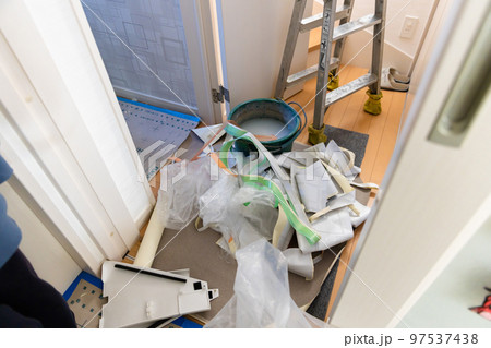 住まいの壁紙を張り替える 住まいの壁紙を張り替える 97537438