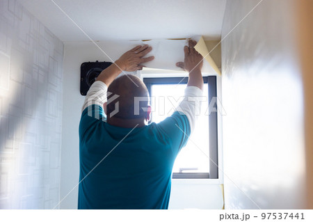 住まいの壁紙を張り替える 住まいの壁紙を張り替える 97537441
