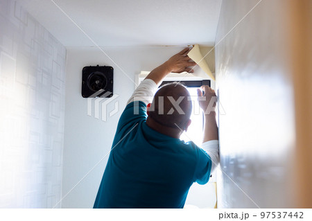 住まいの壁紙を張り替える 住まいの壁紙を張り替える 97537442