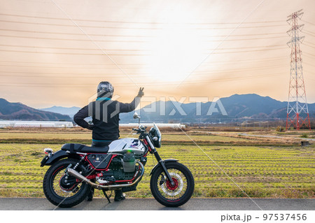 「埼玉県」旅先で夕陽を眺めるライダー 「埼玉県」旅先で夕陽を眺めるライダー 97537456