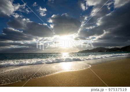 夕暮れのビーチと波 97537519