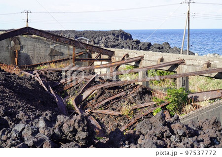 火山の噴火災害をうけた阿古小学校体育館跡（東京都三宅島） 97537772