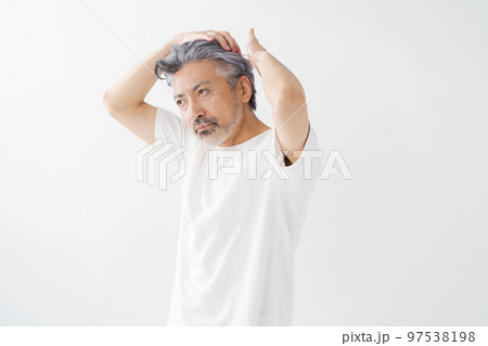 ミドル男性のヘアケア ミドル男性のヘアケア 97538198