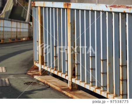錆びた歩道橋の欄干 97538775