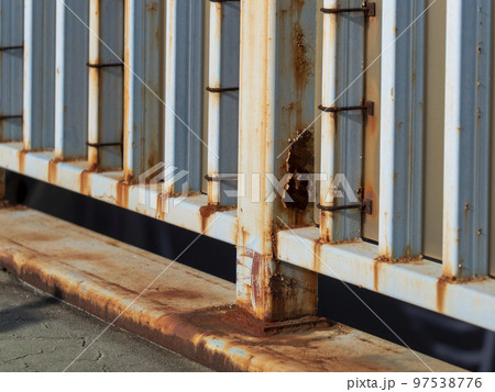 錆びた歩道橋の欄干 97538776