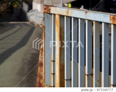 錆びた歩道橋の欄干 97538777
