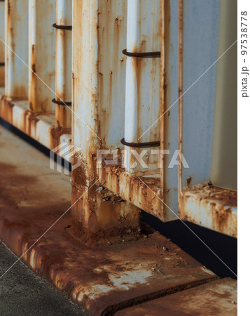 錆びた歩道橋の欄干 97538778