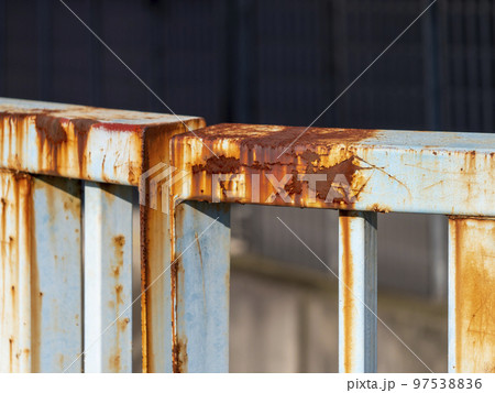 錆びた歩道橋の欄干 97538836
