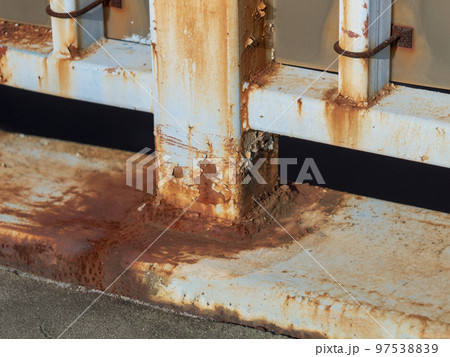 錆びた歩道橋の欄干 97538839