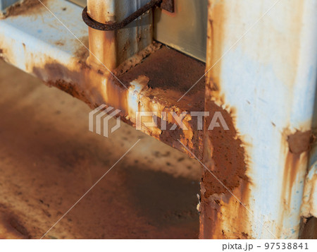 錆びた歩道橋の欄干 錆びた歩道橋の欄干 97538841
