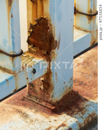 錆びた歩道橋の欄干 97538854