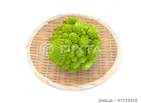 ザルに乗せたイタリア野菜ロマネスコ【白背景・切り抜き】 97538926