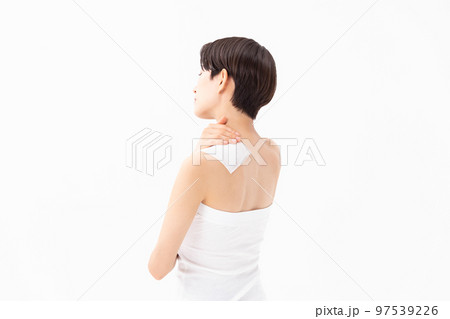 湿布を貼る女性　白バック 97539226
