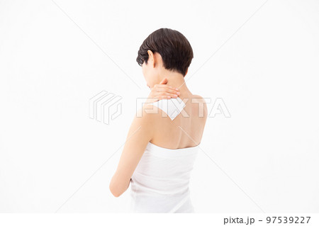 湿布を貼る女性 白バック 湿布を貼る女性 白バック 97539227