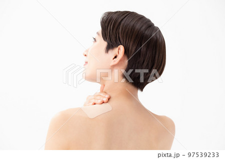 湿布を貼る女性　白バック 97539233
