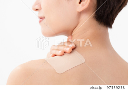 湿布を貼る女性　白バック 97539238