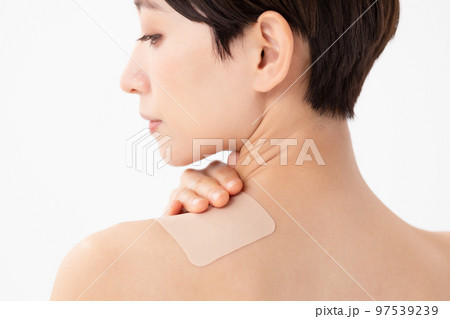 湿布を貼る女性 白バック 湿布を貼る女性 白バック 97539239