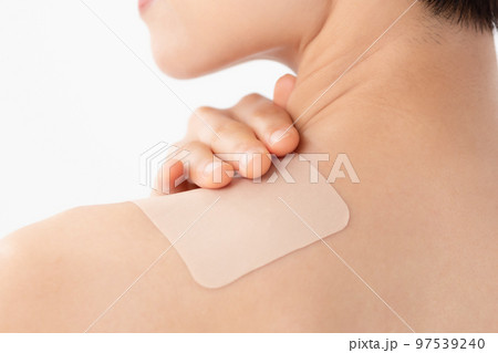 湿布を貼る女性 白バック 湿布を貼る女性 白バック 97539240