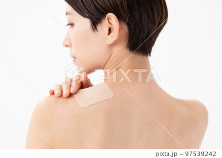 湿布を貼る女性 白バック 湿布を貼る女性 白バック 97539242
