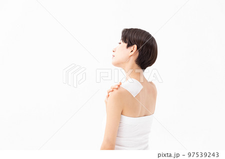 湿布を貼る女性　白バック 97539243