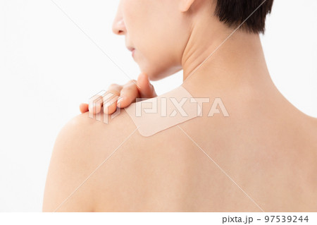 湿布を貼る女性 白バック 湿布を貼る女性 白バック 97539244