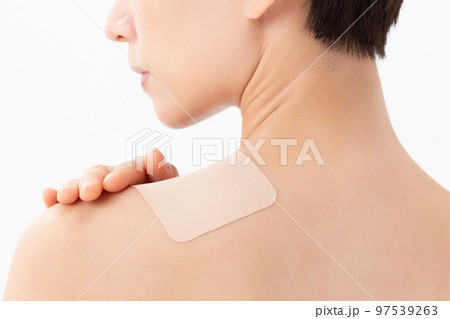 湿布を貼る女性　白バック 97539263