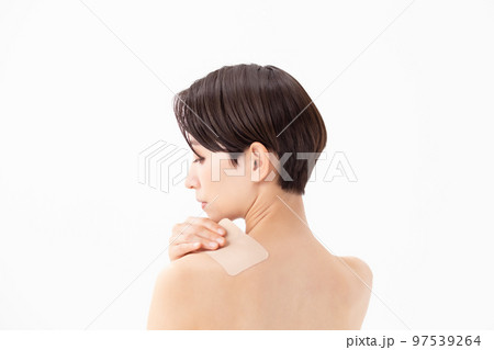 湿布を貼る女性　白バック 97539264