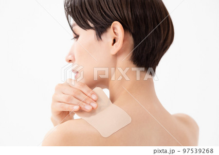 湿布を貼る女性　白バック 97539268