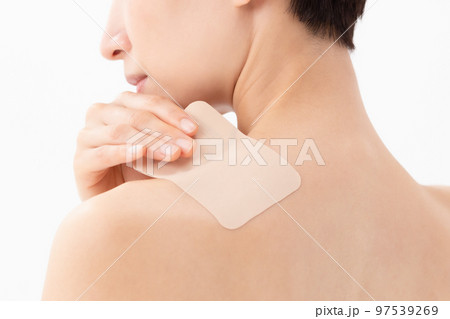 湿布を貼る女性 白バック 湿布を貼る女性 白バック 97539269