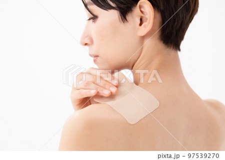 湿布を貼る女性　白バック 97539270