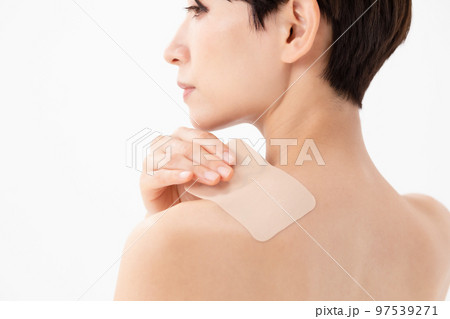 湿布を貼る女性　白バック 97539271